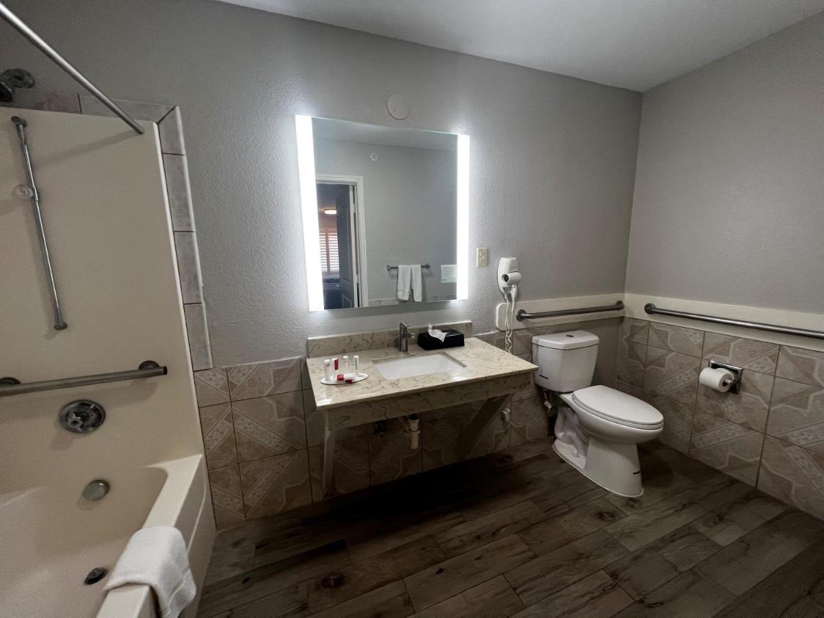 Hotel Super 8 By Wyndham Mont Belvieu - Baytown East Exterior foto